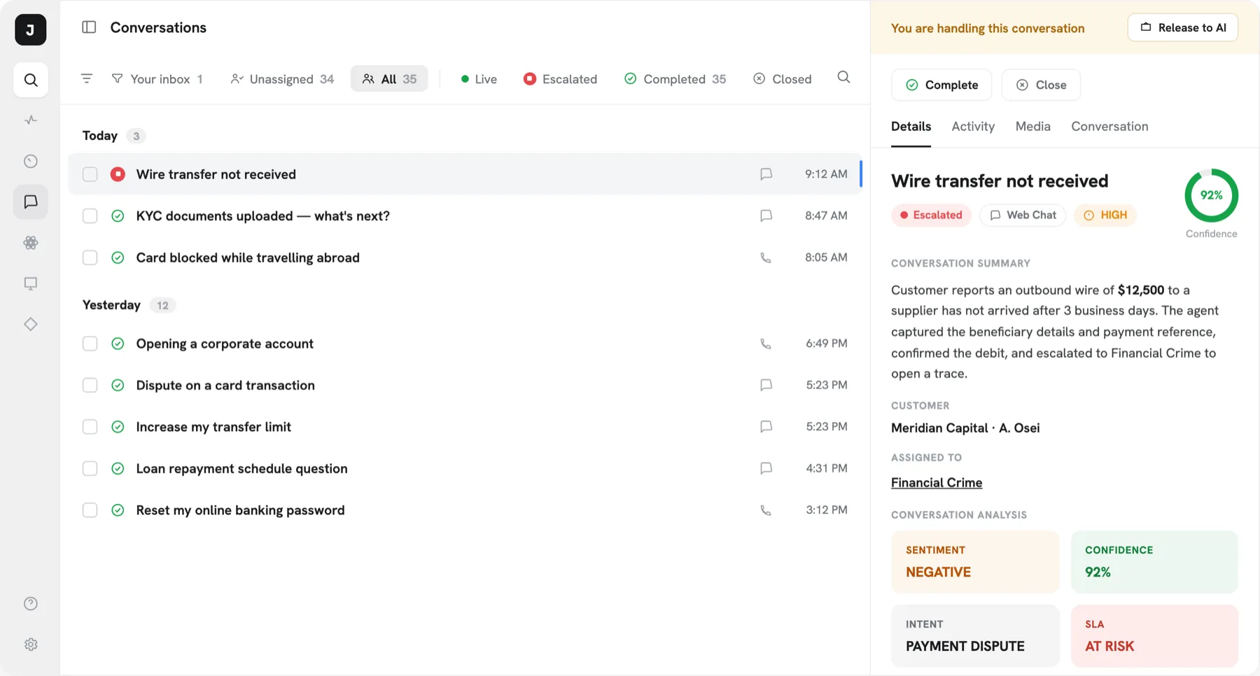 Interface Grio CX : file de conversations clients avec analyse et escalade
